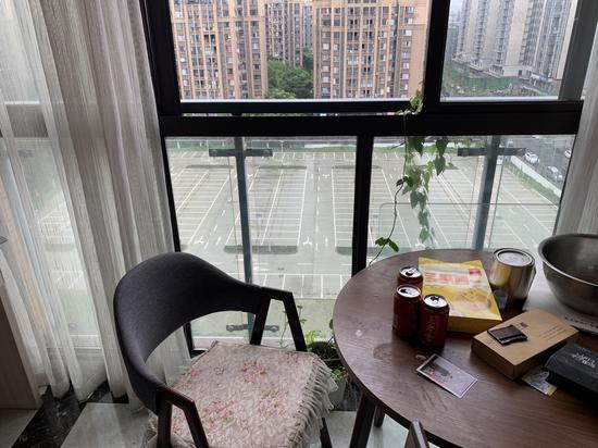 6月28日，祝小小坐在窗户上，一头倒向楼下。 本文图片&nbsp;澎湃新闻记者 胥辉