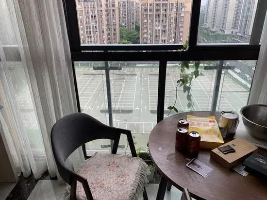 6月28日，祝小小坐在窗户上，一头倒向楼下。