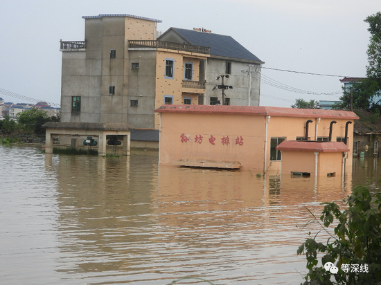 　　目前被淹没的昌洲乡排灌设施，左侧是两个巨大电机，下悬挂物不详。洪水后，该乡已经整体断电。水位未退就无法通电，无法通电就难以排水，这成为昌洲乡的一个悖论。