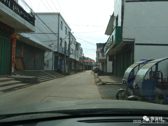 　　昌洲乡近3.4万人在本次洪水中，全部撤离，只剩下圩堤两旁空荡荡的街道。混凝土道路下面，就是该乡的“环乡路”圩堤。