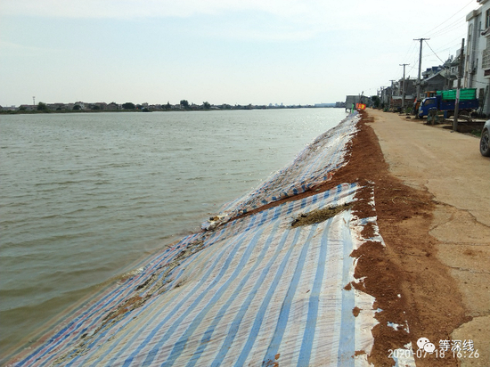 　　昌洲乡圩堤的抢险加固方式之一，是填充泥土，再用塑料彩条布覆盖。这些土质防护堤的加强部分，究竟能在多大程度上经受住洪水的冲刷，是一大问题。