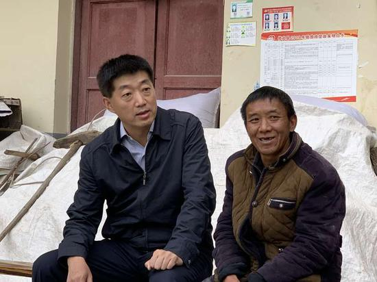 孙志明（左一）与贫困群众座谈