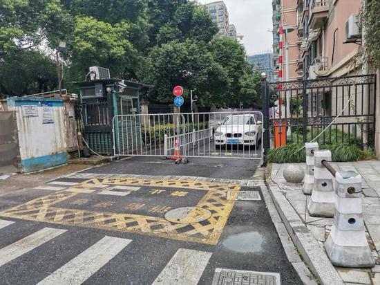 小区南门新加装的围栏（吴淑斌 摄）