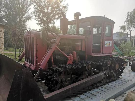 这是一台有故事的拖拉机。摄影/郭玲