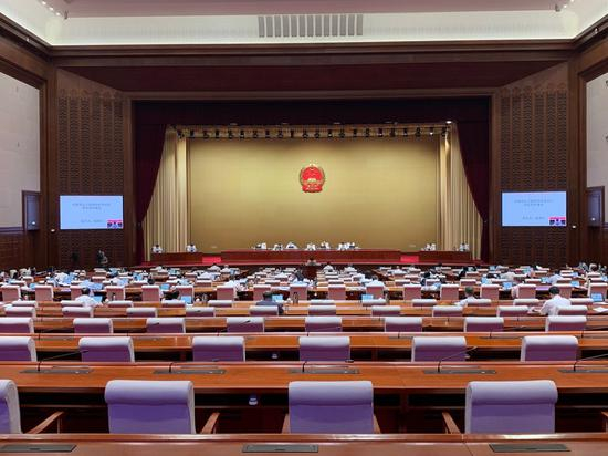 市人大常委会会议现场，市人大财经委正在对计划上半年执行情况提出意见和建议。