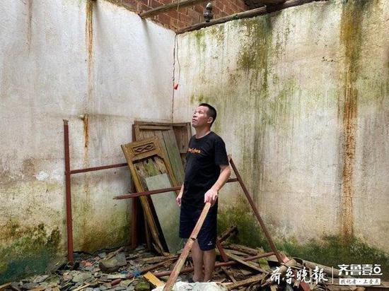 张玉环在自己已经破败的老房子里