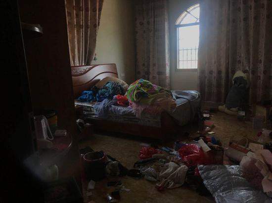 康海卧室一片凌乱，疑被曾春亮盗走部分外币、首饰和手表。