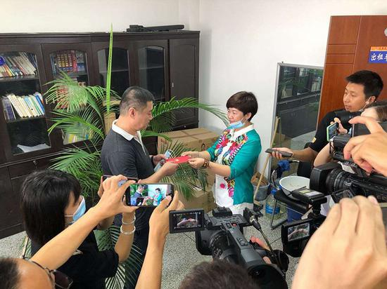公司工作人员向当事司机发放奖金&nbsp; 本文图片均为长春市金阳出租汽车有限公司提供