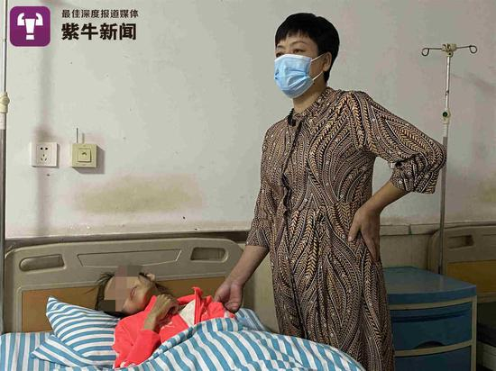 刘丽萍在照顾学校里的孩子