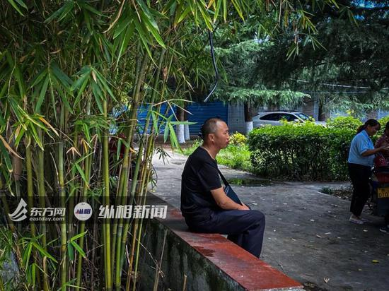 图说：在未管所等待陈泗瀚回家的父亲