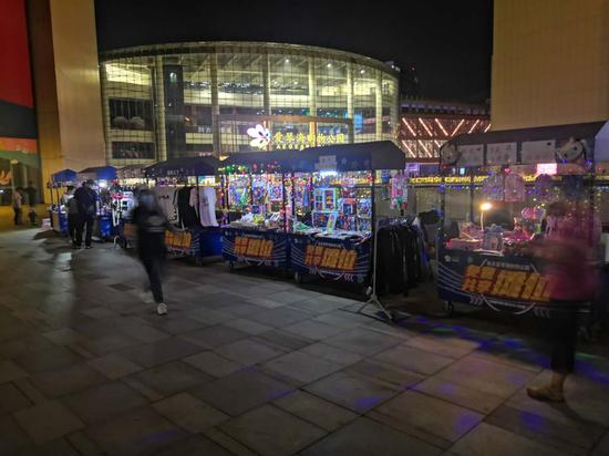 爱琴海购物公园的夏夜，琳琅满目