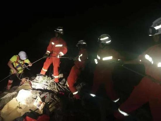  救援队员在夜里紧急救援。受访者供图。