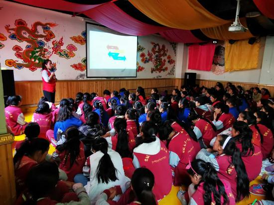 重庆红樱桃义工协会在四川藏区进行女童生理、心理健康知识讲堂。