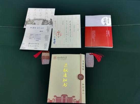 △陕西师范大学今年的本科生录取通知书信封内,除了依旧有手写的录取通知书外来还有许多元素体现了对师范新生们的勉励。| 图片来源:视觉中国