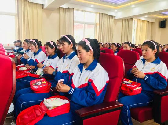 　　中国社会福利基金会爱小丫基金为贫困地区女童发放“小丫包”，内含卫生巾、内衣裤、洗衣皂、卫生漫画、头饰等。