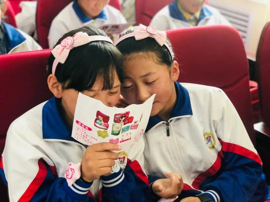 两名女生看卫生漫画。