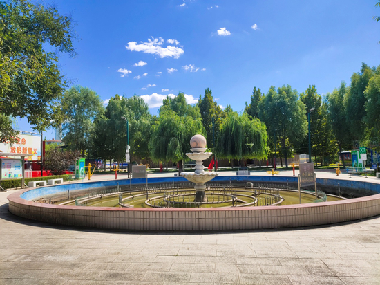 9月9日，顺义区龙湾屯镇的柳庄户村小广场。记者蔡健雅摄