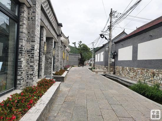 9月10日，怀柔区桥梓镇口头村街道，干净整洁，一边种满了鲜花，一边引入怀沙河水。蔡健雅摄