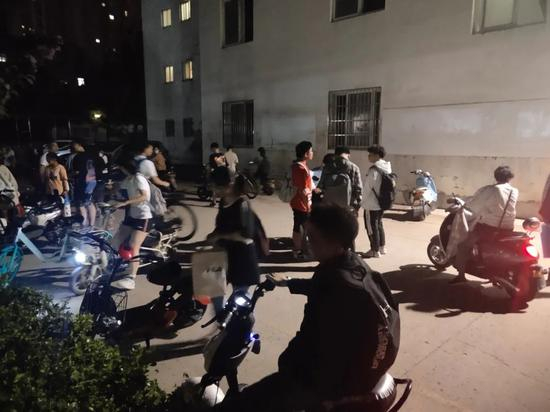 9月7日晚，很多家长在该补习班门口，等着接高考复读的子女放学。