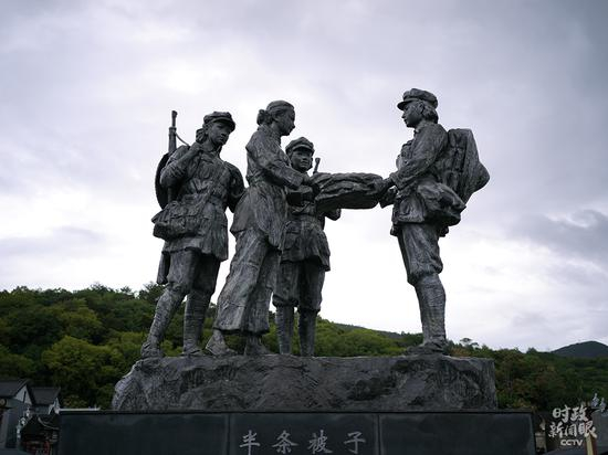 △“半条被子”主题雕塑（总台央视记者彭汉明拍摄）