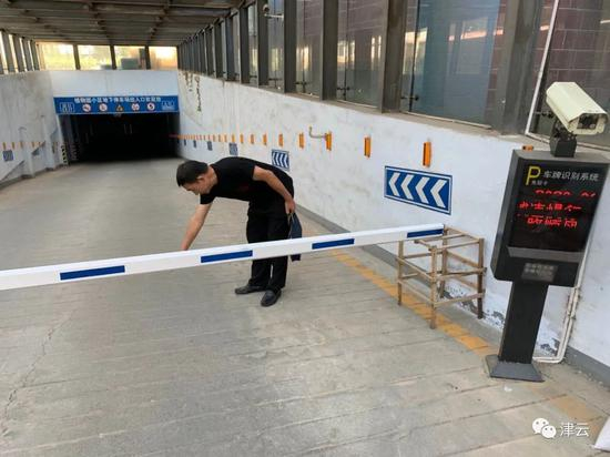  王琦爸爸向记者介绍李某斌倒地位置