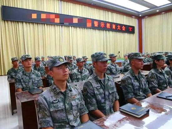 官兵接受教育。