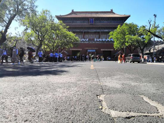 游览故宫，需要经东华门或西华门进入