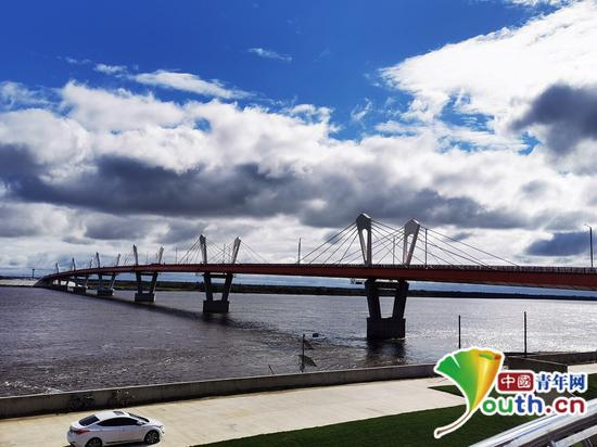 黑龙江大桥由黑河市与俄罗斯阿穆尔州首府布拉戈维申斯克市于1988年共同提议建设，已于2019年底全部完工。中国青年网记者张瑞玲 摄&nbsp;