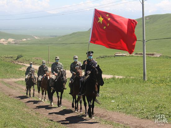 △新疆伊犁昭苏县洪土沟边境检查站民警和护边员在边境线踏查。