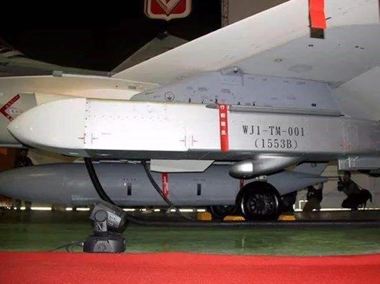 “万剑”导弹进气口在下方，未做隐身处理，整体隐身性能也不好。