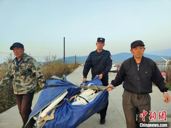 佳木斯边境管理支队民警协助作业渔民收拢网具。　李芮霖 摄