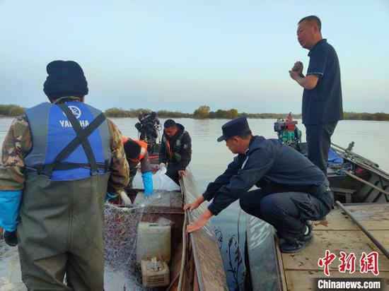 佳木斯边境管理支队民警对渔船进行安全检查。　李芮霖 摄