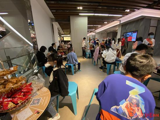  不少人在海底捞排队