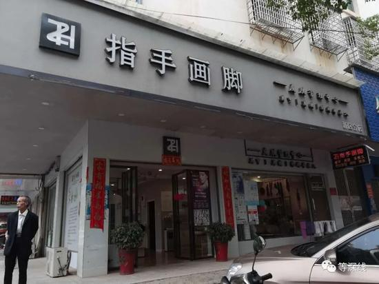 女孩们前往化妆的店。《等深线》记者苑苏文 摄