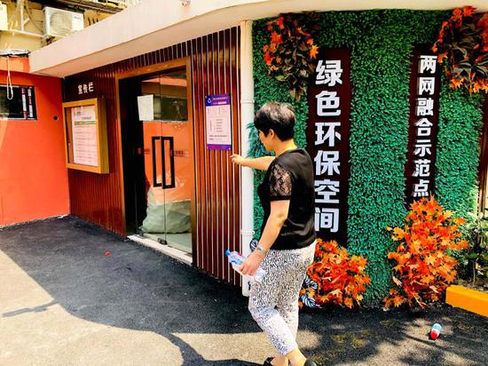 乐山六七村居民区书记唐佩凤带记者来到小区“两网融合”示范点。  舒抒 摄于今年9月