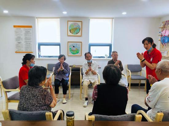 乐山邻里汇，志愿者带领居民做手指操，预防认知障碍。 舒抒 摄于今年7月