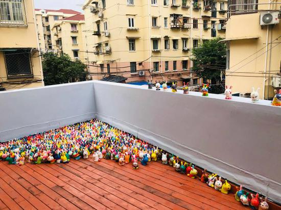 乐山邻里汇，居民的涂鸦作品被整齐摆放在露台。  舒抒 摄于今年9月