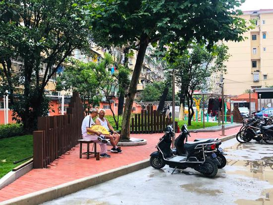 完成环境综合整治后，居民坐在小区纳凉。 舒抒 摄于今年8月