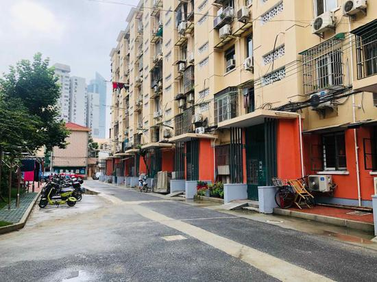 环境综合整治中的乐山二三村。 舒抒 摄于今年4月