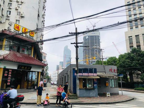 乐山街坊，抬头就能看到正在建设的徐家汇中心和不远处的港汇双子塔。  舒抒 摄于今年6月