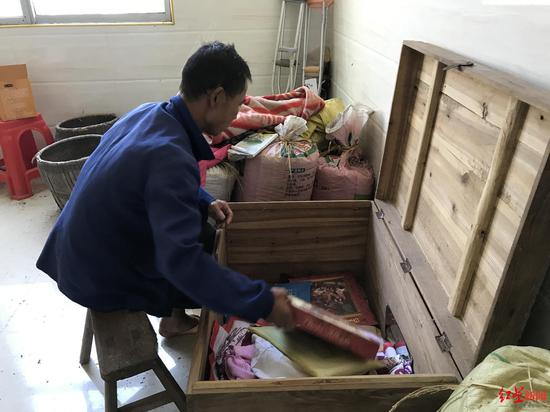 　▲“小马云”杭州之旅的相册被父亲珍藏在家里唯一的箱子里。