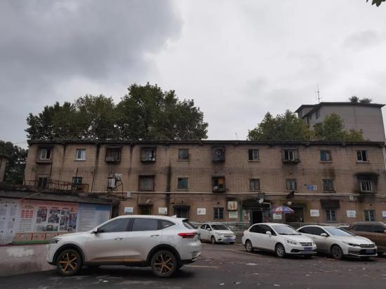 孟瑞红的单身宿舍楼距离李玉前的职工公寓直线距离不到300米。摄影/ 陈丽媛