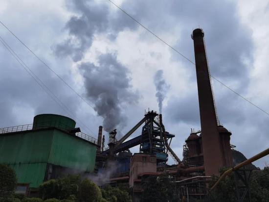 水钢炼铁厂隐匿在郊外的群山中。摄影/ 陈丽媛