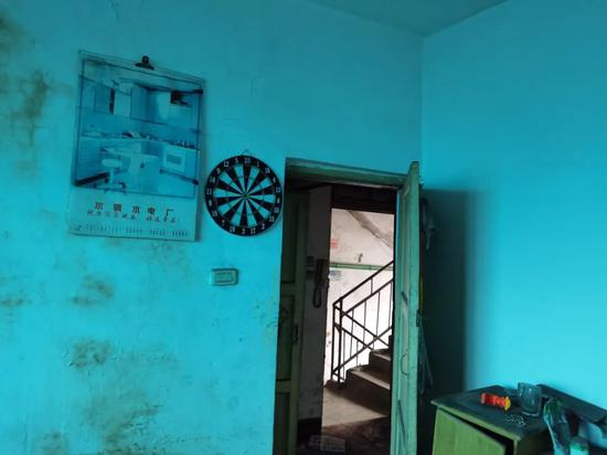 李玉前家的大门正对卧室门，斜对着客厅门。摄影/ 陈丽媛