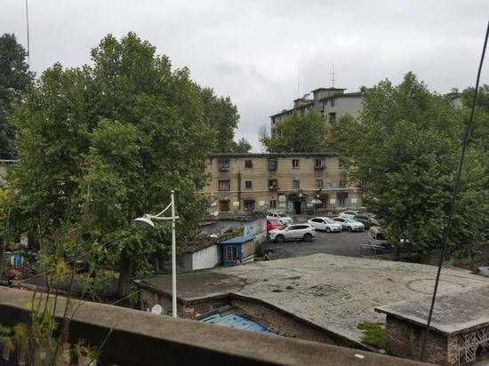 在李玉前家的阳台可以直接看到孟瑞红宿舍的窗台。摄影/ 陈丽媛