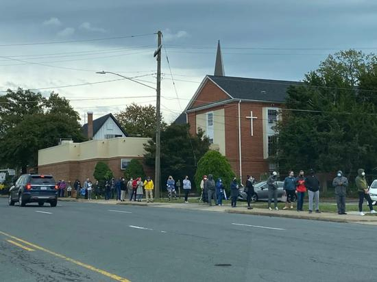  ·选民在路易斯高中排队投票。程绍铭/摄