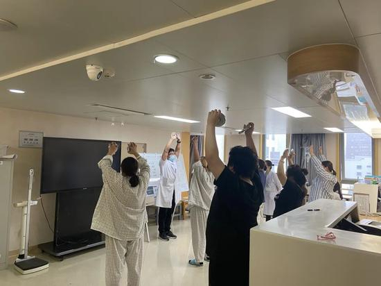 中日友好医生减重外科住院部里，运动康复师带着病人做术后恢复锻炼。实习生李雨凝 摄