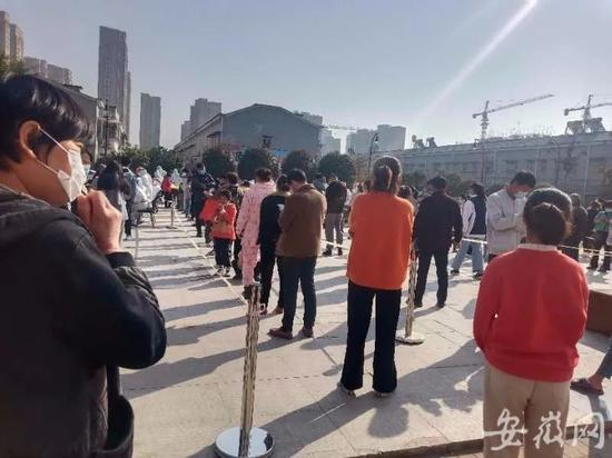  ↑据刘女士介绍，张洋社区是安置区，一期有10栋楼200多户，到10日中午时，一期住户核酸检测检测已经检测完毕。“小区现在是封闭式管理了，因为今天才发生的事情，大家生活也还没受影响。”（图片由采访对象提供）