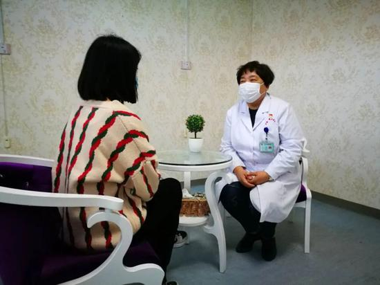长春市第六医院抑郁障碍诊疗中心主任燕利娟与患者交流