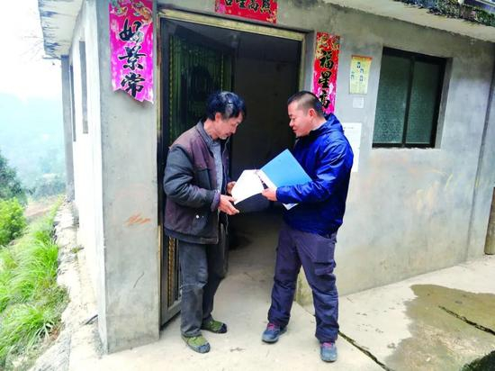 审计署派驻丹寨县扶贫干部（右）到贫困户家中走访了解情况